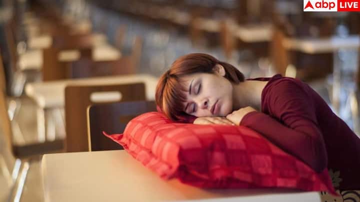 कुछ लोग रात भर करवटें बदलते रहते हैं, जिन्हें 'टॉस एंड टर्न स्लीपर्स' कहा जाता है. ऐसा अक्सर तनाव, चिंता या असुविधाजनक गद्दे की वजह से होता है. लगातार करवट बदलने से नींद गहरी नहीं होती, जिससे अगले दिन थकान और ध्यान की कमी महसूस होती है.