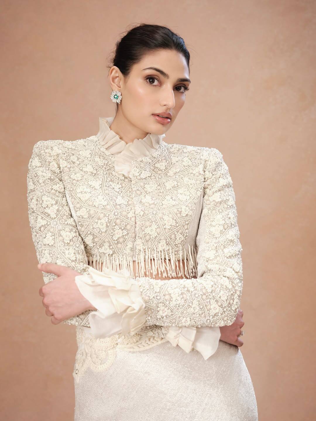 The name of Athiya Shetty, daughter of veteran Bollywood actor Sunil Shetty, is also quite popular in the entertainment industry. Even though she is away from the screen today after debuting in an action film, she remains connected with her fans on social media.
