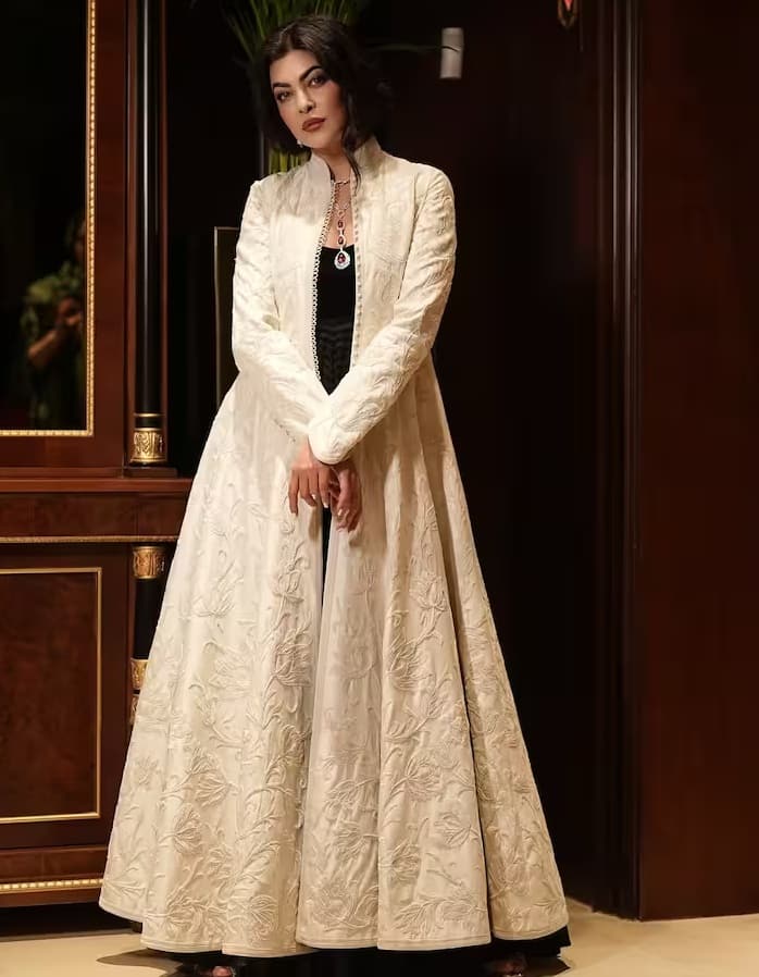 मिस यूनिवर्स ने इन तस्वीरों को शेयर करते हुए अपना आउटफिट भी फ्लॉन्ट किया। उन्होंने अलग-अलग पोज में कई तस्वीरें फैन्स के साथ शेयर कीं, जो सोशल मीडिया पर तेजी से वायरल हो रही हैं। फैन्स भी एक्ट्रेस के इस लुक को देखकर हैरान हैं।