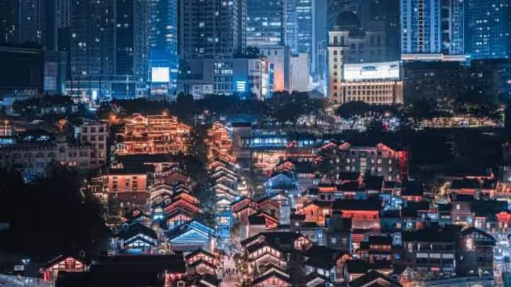 यही वजह है कि कई बार नक्शे भी भ्रामक हो सकते हैं। रात में, जब शहर जगमगाता है, तो इसकी सड़कें, पुल और इमारतें आगंतुकों को भविष्य के शहर की झलक दिखाती हैं। इसीलिए कई लोग इसे दुनिया का साइबरपंक शहर कहते हैं।