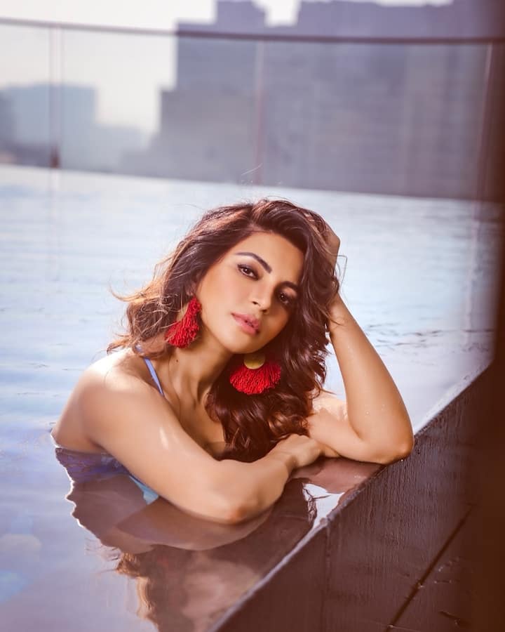 बॉलीवुड फिल्म स्टार शमा सिकंदर ने हाल ही में इंस्टाग्राम पर अपनी बोल्ड तस्वीरें शेयर कर तापमान बढ़ा दिया है।