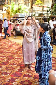 सिर पर दुपट्टा, हाथ जोड़े हुए निम्रत कौर ने गुरुनानक जयंती पर गुरुद्वारे में टेका माथा, कड़ा प्रसाद बांटती नजर आईं एक्ट्रेस