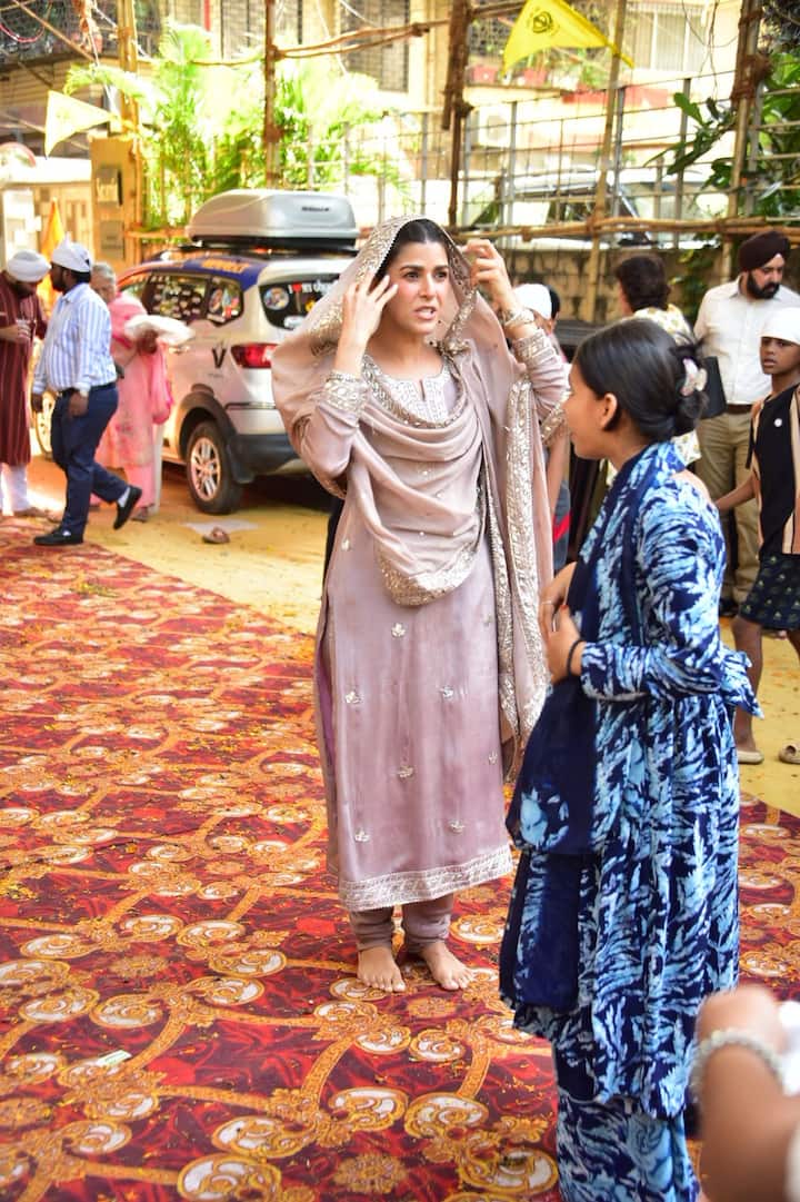 निम्रत इस दौरान लाइट पर्पल कलर का एम्ब्राइडरी वाला स्ट्रेट लॉन्ग सूट पहना था. इसके साथ उन्होंने चूड़ीदार पेयर किया था और दुपट्टा लिया हुआ था.