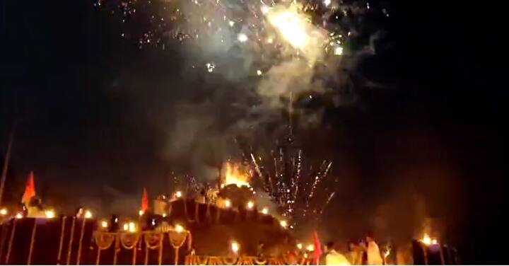 त्रिपुरा पौर्णिमेला किल्ले रायगडच्या पायथ्याशी चित्त दरवाजा जवळ दीपोत्सव साजरा करण्यात आला.