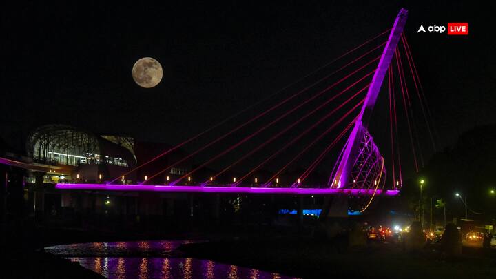 दरअसल सूपरमून तब होता है, जब पूर्णिमा (चंद्रमा पृथ्वी के सबसे निकट होता है). क्योंकि चंद्रमा की कक्षा एक पूर्ण वृत्ताकार नहीं है, जिस वजह पृथ्वी से इसकी दूरी लगातार बदलती रहती है. इस दौरान चंद्रमा 14 से 30 प्रतिशत अधिक चमकीला दिखाई देता है.