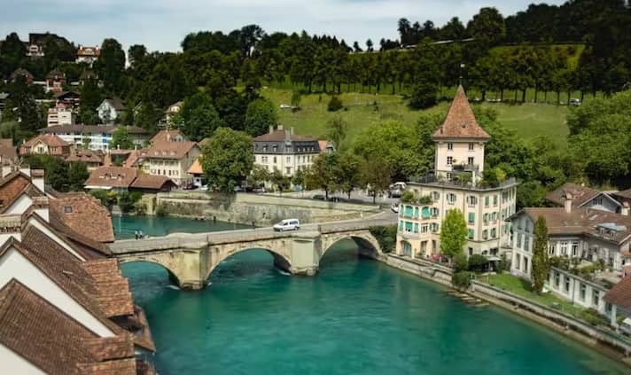 इसके अलावा, स्विट्ज़रलैंड को सटीक पूंजीवाद का एक बेहतरीन उदाहरण माना जाता है। इसकी बैंकिंग प्रणाली और मज़बूत अर्थव्यवस्था इसे अद्वितीय बनाती है। स्विट्ज़रलैंड विलासिता और विश्राम के लिए एक आदर्श पर्यटन स्थल माना जाता है।