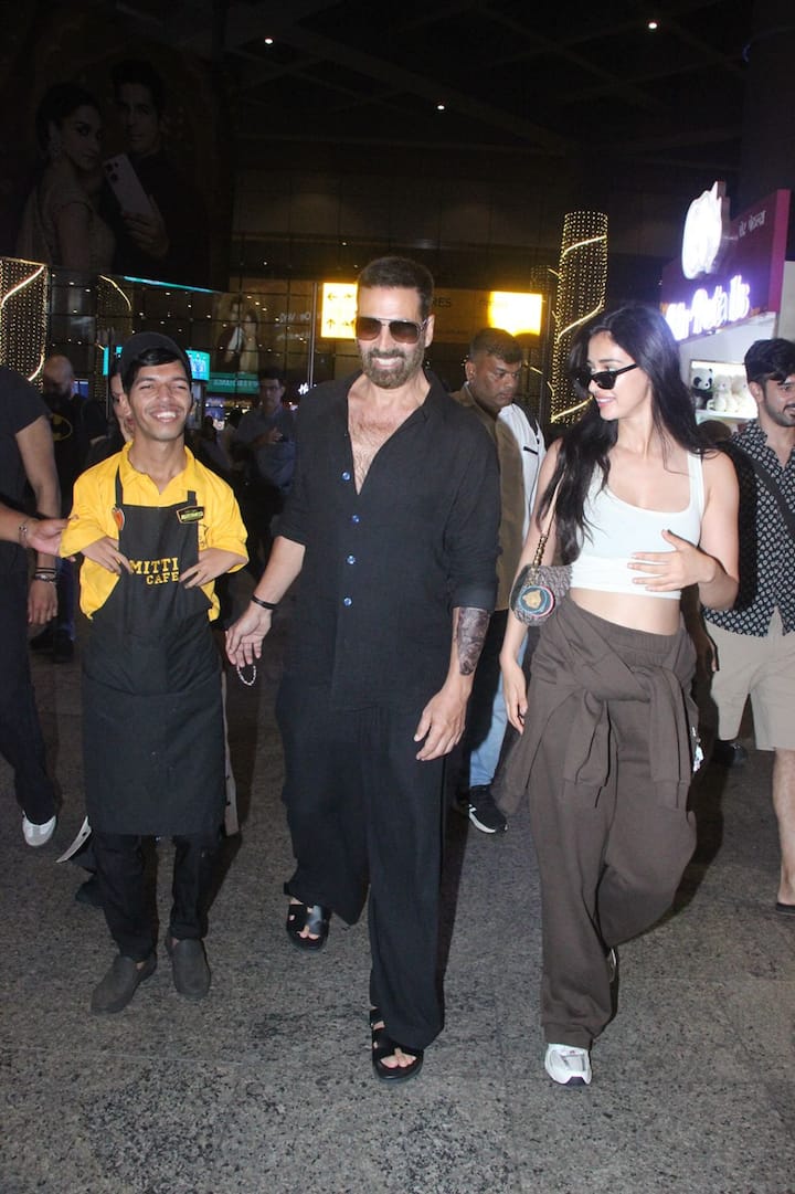 अक्षय कुमार और दिशा पाटनी इस दौरान कैजुअल लुक में दिखे. इस दौरान अक्षय को ऑल ब्लैक लुक में स्पॉट किया गया तो वहीं, दिशा  चॉकलेट ब्राउन ट्राउजर और व्हाइट टैंक टॉप पहने हुए नजर आईं.