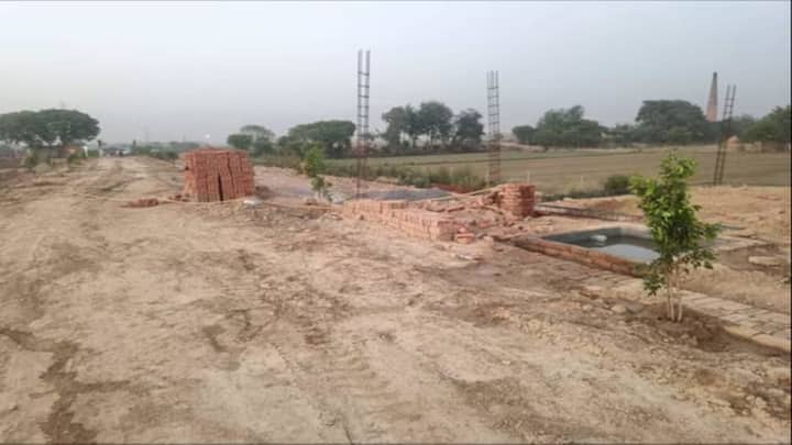 अगर आपके पास गांव में जमीन है. तो आप बिना ज्यादा खर्च के एक सफल बिजनेस खड़ा कर सकते हैं. सरकार की पहल का मकसद ग्रामीण युवाओं को आत्मनिर्भर बनाना है. चाहे डेयरी फार्मिंग हो, टेलरिंग, फूड प्रोसेसिंग या दुकानदारी. हर सेक्टर के लिए अलग योजना है.