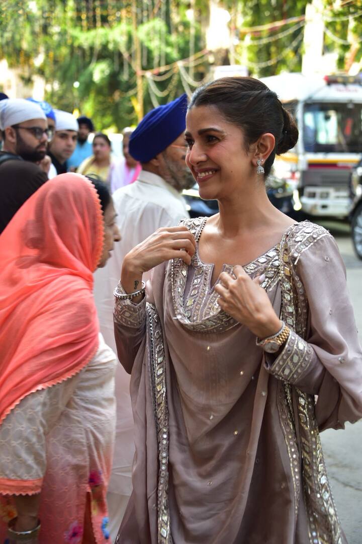 गुरुद्वारे में माथा टेकने के बाद निम्रत कौर ने सेवा भी की.