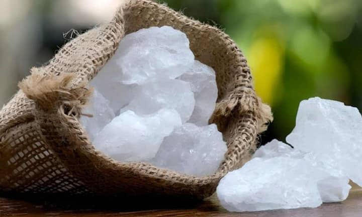 फिटकरी कॉकरोच भगाने का सबसे आसान उपाय माना जाता है. इसके लिए आप एक कटोरी में पानी आधा नींबू का रस, 3 से 4 तेज पत्ते और फिटकरी का टुकड़ा लें. फिर इसे उबालकर छान लें. इसके बाद इसमें थोड़ा बेकिंग सोडा, नमक और कपूर मिला दें. अब इस घोल को कॉकरोच के आने वाली जगह पर डाल दें. इससे कॉकरोच थोड़ी ही देर में आपका घर छोड़कर भाग जाएंगे.