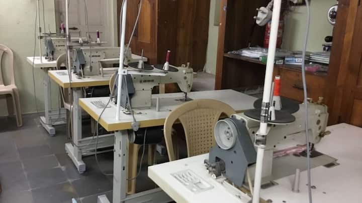 गांवों में छोटे उद्योग और स्वरोजगार को बढ़ावा देने के लिए सरकार प्रधानमंत्री रोजगार सृजन कार्यक्रम चलाती है. इसके तहत फर्नीचर वर्कशॉप, टेलरिंग यूनिट, मसाले पीसने की यूनिट जैसे बिजनेस शुरू करने वालों को सरकार 25% से 35% तक सब्सिडी देती है. बैंक लोन भी आसानी से मिल जाता है.