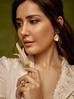 Rashi Khanna: વ્હાઈટ સાડીમાં રાશિ ખન્નાએ શેર કરી તસવીરો, જુઓ ગ્લેમરસ લૂક