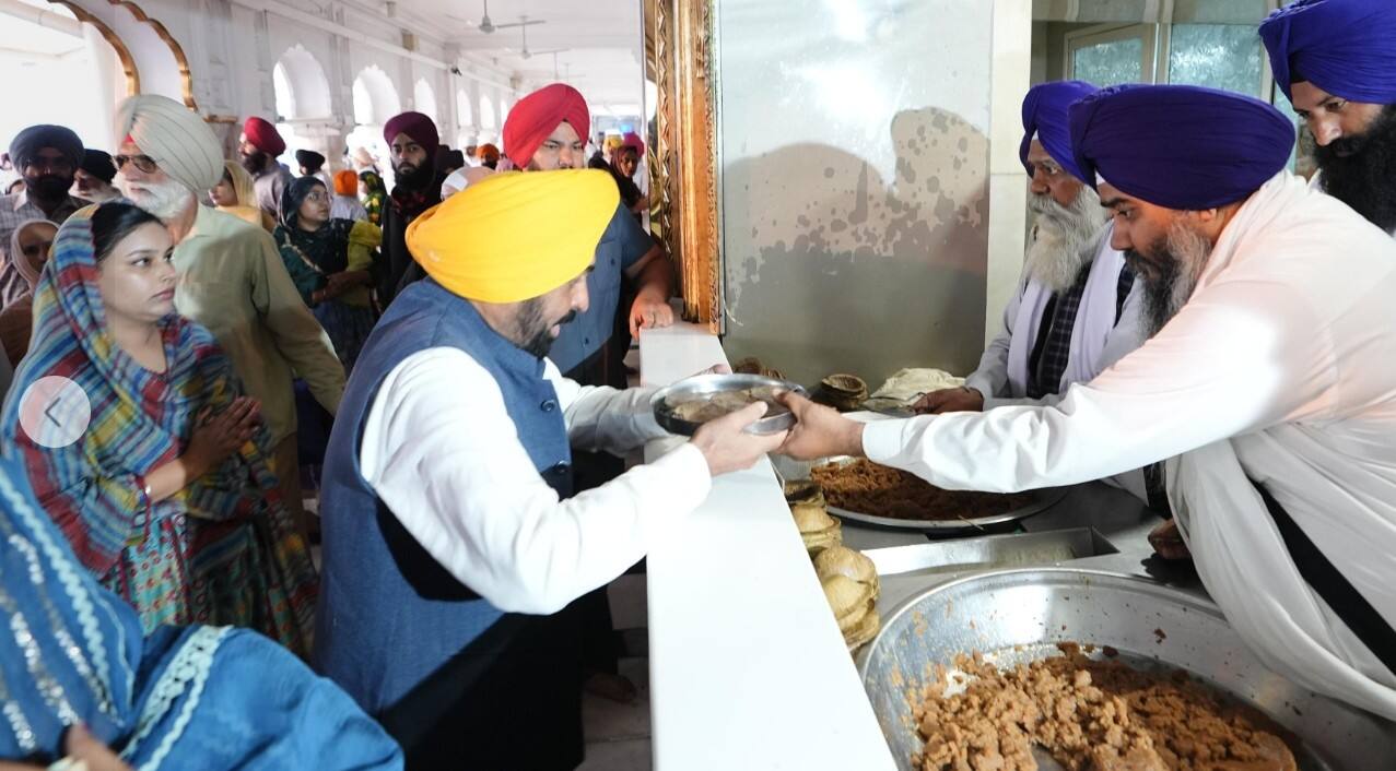 Punjab News: ਪ੍ਰਕਾਸ਼ ਪੁਰਬ ਮੌਕੇ ਸ੍ਰੀ ਹਰਿਮੰਦਰ ਸਾਹਿਬ ਵਿਖੇ ਨਤਮਸਤਕ ਹੋਏ CM ਮਾਨ, ਕਰਤਾਰਪੁਰ ਕੋਰੀਡੋਰ ਖੋਲ੍ਹਣ ਦੀ ਕੀਤੀ ਮੰਗ