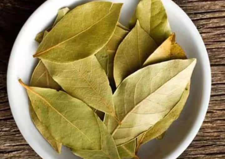 ਕਾਕਰੋਚਾਂ ਤੋਂ ਛੁਟਕਾਰਾ ਪਾਉਣ ਦਾ ਸਭ ਤੋਂ ਆਸਾਨ ਤਰੀਕਾ ਫਿਟਕਰੀ ਨੂੰ ਮੰਨਿਆ ਜਾਂਦਾ ਹੈ। ਇਸਦੇ ਲਈ, ਇੱਕ ਕਟੋਰੀ ਵਿੱਚ ਪਾਣੀ, ਅੱਧੇ ਨਿੰਬੂ ਦਾ ਰਸ, 3 ਤੋਂ 4 ਤੇਜ ਪੱਤੇ ਅਤੇ ਫਿਟਕਰੀ ਦਾ ਇੱਕ ਟੁਕੜਾ ਲਓ। ਇਸਨੂੰ ਉਬਾਲੋ ਅਤੇ ਇਸਨੂੰ ਛਾਣ ਲਓ। ਫਿਰ, ਥੋੜ੍ਹਾ ਜਿਹਾ ਬੇਕਿੰਗ ਸੋਡਾ, ਨਮਕ ਅਤੇ ਕਪੂਰ ਪਾਓ। ਹੁਣ, ਇਸ ਘੋਲ ਨੂੰ ਉਨ੍ਹਾਂ ਥਾਵਾਂ 'ਤੇ ਪਾਓ ਜਿੱਥੋਂ ਕਾਕਰੋਚ ਆਉਂਦੇ ਹਨ। ਇਸ ਨਾਲ ਕਾਕਰੋਚ ਕੁਝ ਹੀ ਸਮੇਂ ਵਿੱਚ ਤੁਹਾਡੇ ਘਰ ਤੋਂ ਚਲੇ ਜਾਣਗੇ।