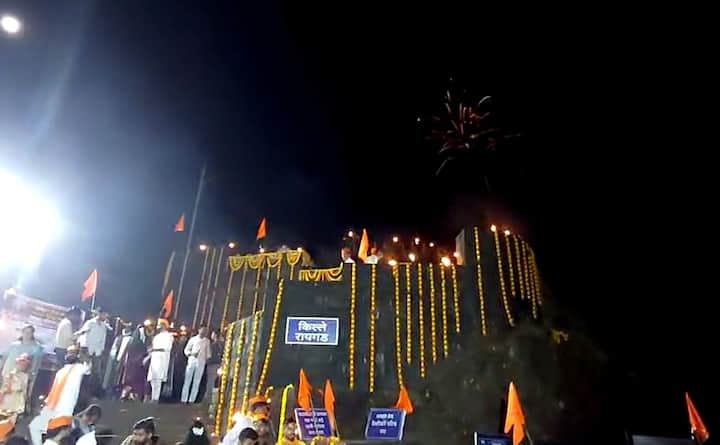 छत्रपती शिवाजी महारज की जय च्या घोषणेनं परिसर दणाणूल गेल्याचं पाहायला मिळालं.