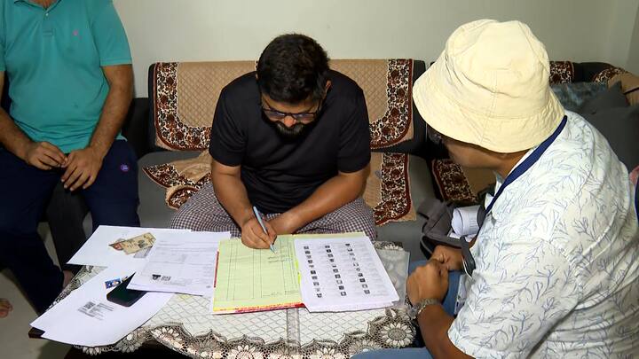 SIR প্রক্রিয়ার মধ্যেই এবার শুরু হয়ে গেল 'এনুমারেশন' প্রক্রিয়া। বিভিন্ন জেলায় ঘরে ঘরে পৌঁছে গেলেন BLO-রা। সঙ্গে রয়েছেন BLA।