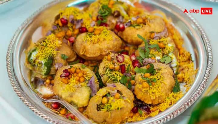 इसके बाद हर लोई को छोटे-छोटे पूरियों के आकार में बेल लें. तेल को कढ़ाई में गर्म करें और मध्यम आंच पर इन पूरियों को तलें जब तक ये फूलकर सुनहरे न हो जाएं. तले हुए गोलगप्पे को टिशू पेपर पर निकाल लें ताकि एक्स्ट्रा तेल निकल जाए.