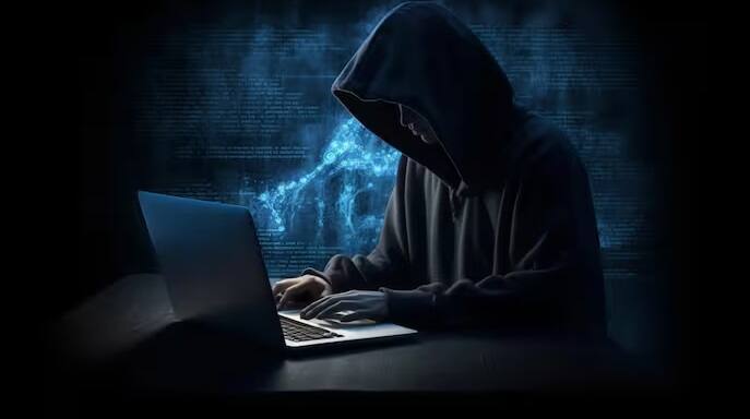 છેતરપિંડી કરનારાઓ પહેલા આ ફાઇલને અજાણ્યા નંબર પરથી RTO ચલણ હોવાનો ઢોંગ કરીને મોકલે છે. યુઝર્સ તેને અસલી માની લે છે, તેને ડાઉનલોડ કરે છે, અને આ સૌથી મોટી ભૂલ સાબિત થાય છે. એપ્લિકેશન ઇન્સ્ટોલ થતાંની સાથે જ હેકર્સ તમારા મોબાઇલના SMS, સંપર્કો, ફાઇલો, કેમેરા અને માઇક્રોફોનની ઍક્સેસ મેળવી લે છે. પછી તેઓ ગુપ્ત રીતે તમારી ડિજિટલ પ્રવૃત્તિઓ પર નજર રાખે છે અને યોગ્ય સમયે તમારા બેન્ક ખાતામાંથી પૈસા ઉપાડી લે છે.