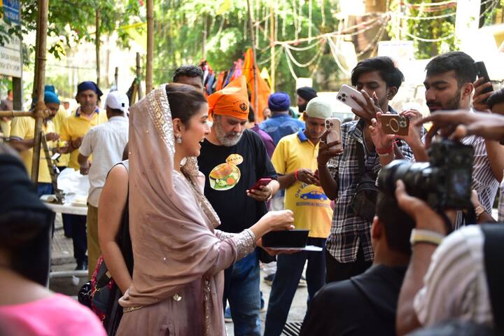 निम्रत ने पैप्स को भी कड़ा प्रसाद बांटा. प्रसाद बांटते हुए निम्रत कौर की तस्वीरें अब सोशल मीडिया पर छाई हुई हैं.