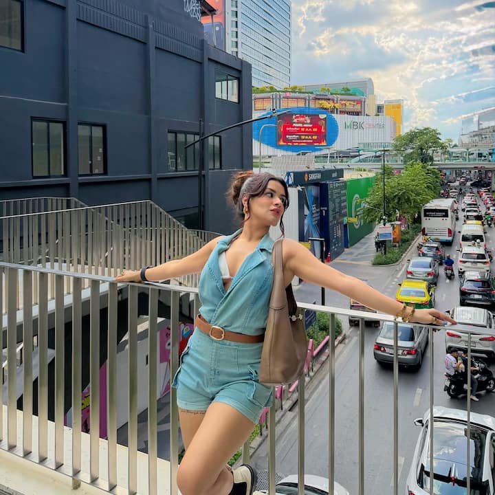 अवनीत इन दिनों थाईलैंड में वेकेशन एन्जॉय कर रही हैं। अवनीत ने थाईलैंड से कई तस्वीरें सोशल मीडिया पर शेयर की हैं। अवनीत की इन तस्वीरों को फैन्स ने भी खूब पसंद किया है।