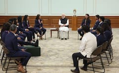 વર્લ્ડ ચેમ્પિયન ટીમ ઈન્ડિયા સાથે PM મોદીએ કરી મુલાકાત, હરમનપ્રીત કૌરે આપી ખાસ ગિફ્ટ, જુઓ તસવીરો 