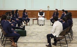 વર્લ્ડ ચેમ્પિયન ટીમ ઈન્ડિયા સાથે PM મોદીએ કરી મુલાકાત, હરમનપ્રીત કૌરે આપી ખાસ ગિફ્ટ, જુઓ તસવીરો 