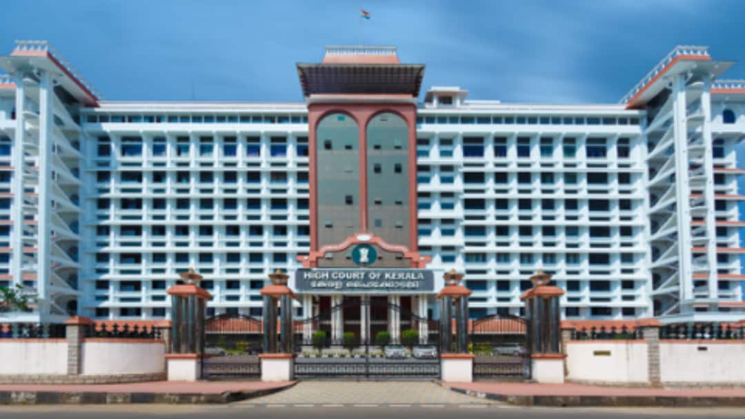 Kerala High Court Raps Police For Jailing Barber Over 10ml Liquor, Calls It ‘Banana Republic’ Act