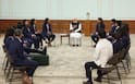 नरेंद्र मोदींच्या हाती वर्ल्डकप, महिला टीम इंडियासोबत गप्पा; पंतप्रधानांना दिलं खास गिफ्ट