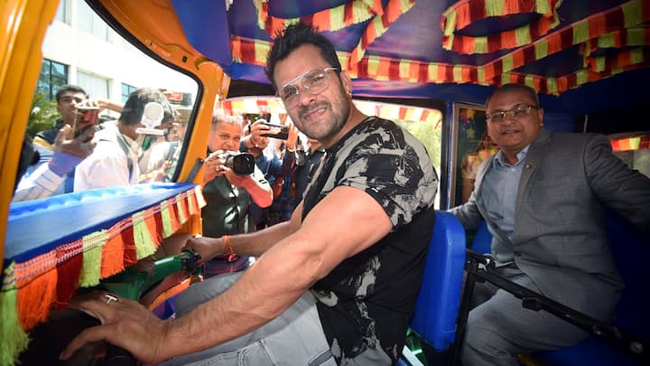 भोजपुरी स्टार खेसारी लाल यादव छपरा से आरजेडी की तरफ से चुनाव लड़ रहे हैं. उनका मुकाबला बीजेपी की छोटी कुमारी और निर्दलीय राखी गुप्ता से है.