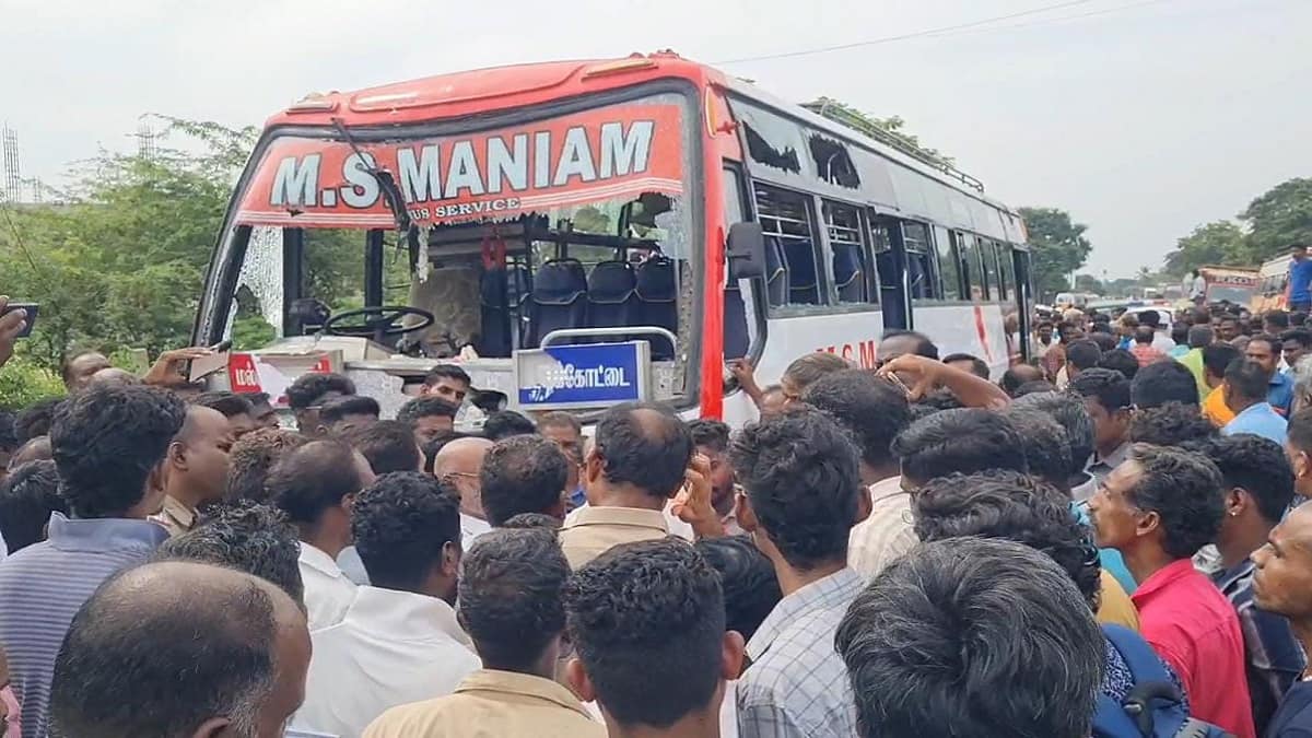 தனியார் பஸ் மோதி பைக்கில் வந்த தொழிலதிபர் பலி... உறவினர்கள் திடீர் சாலைமறியல்