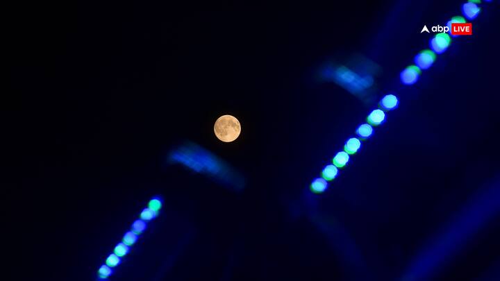 November Supermoon 2025: नवंबर महीने में साल का दूसरा सूपर मून लग चुका है. इस मौके पर चंद्रमा की रोशनी आम दिनों से ज्यादा चमक से भरी रहने वाली है. आइए जानते हैं इस सूपरमून के बारे में.