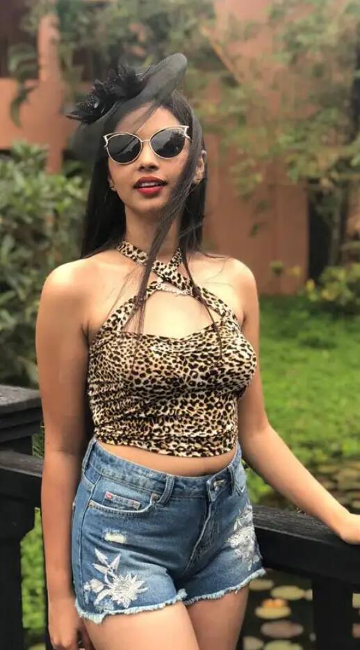 तान्या का ये लुक बेहद ही स्टाइलिश और क्लासी नजर आ रहा है. उन्होंने टॉप और डेनिम शॉर्ट्स कैरी की हुई है साथ  खुले बालों में तान्या कमाल की दिख रही हैं.