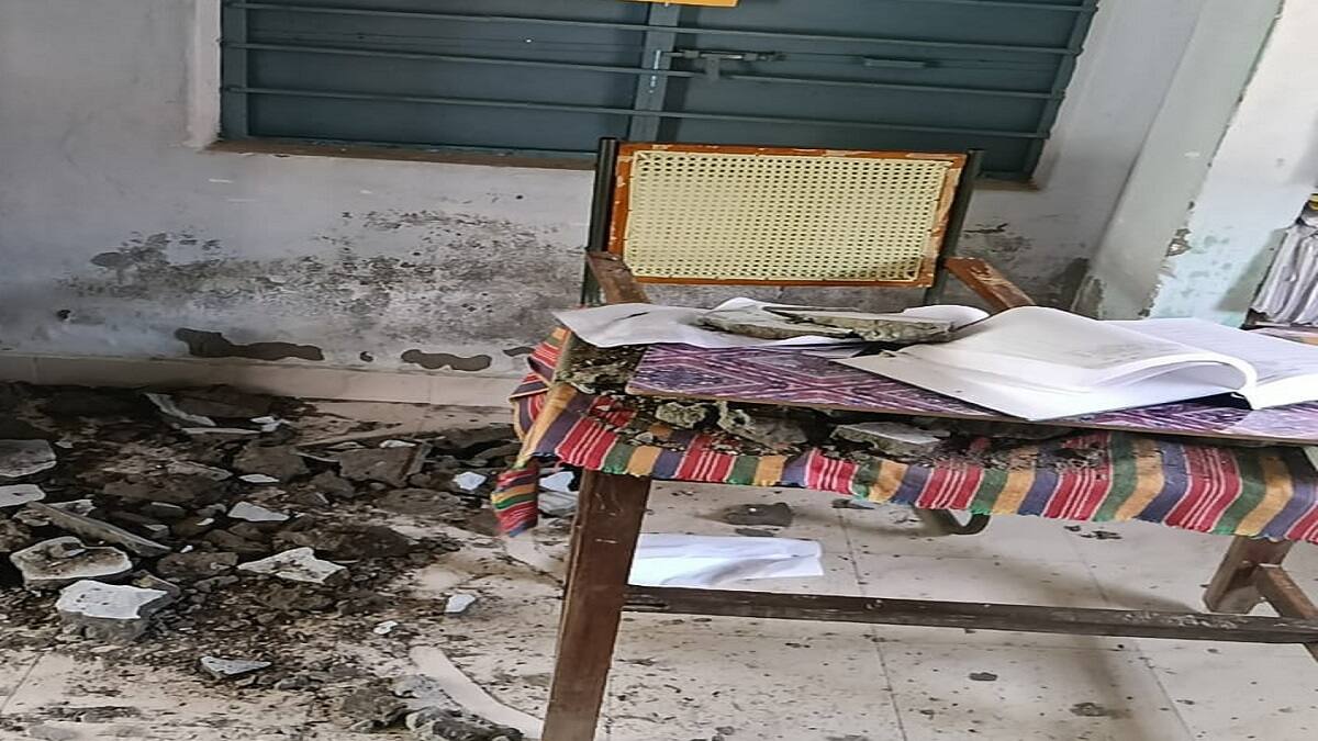 நில அடங்கல் வாங்க வந்தது தப்பா? மேற்கூரை இடிந்து விழுந்து 2 பேர் காயம்: தஞ்சை அருகே பரபரப்பு