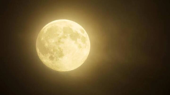 त्रिपुरारी पौर्णिमेच्या रात्री म्हणजेच आज बुधवारी 5 नोव्हेंबर रोजी आकाशात आपणा सर्वांना सुपरमून दिसणार असल्याचे पंचांगकर्ते खगोल अभ्यासक दा.कृ.सोमण यांनी सांगितले.