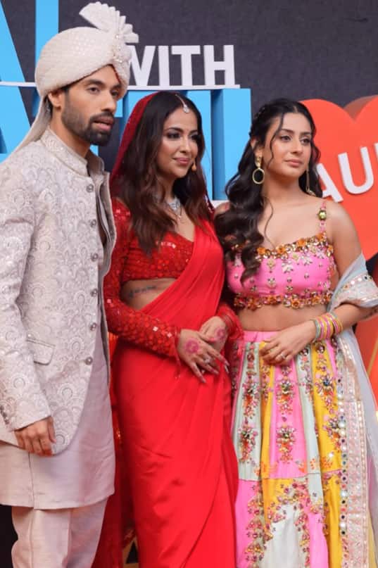 इतना कहकर वो हसने लगती हैं, ईशा की इस बात पर अविका और मिलिंद भी जोर से हंस पड़ते हैं.