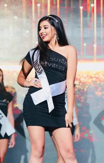 इस फोटो के तान्या ब्लैक कलर की मिनी ड्रेस पहने बेहद ही स्टाइलिश नजर आ रही हैं.