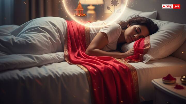 स्वप्न शास्त्र के अनुसार, सपने में लाल चुनरी, सिंदूर या लाल कपड़ा देखना शुभ होता है, जो आने वाले समय में आपकी मन्नत पूरी होने और सफलता प्राप्त होने का संकेत हो सकता है.