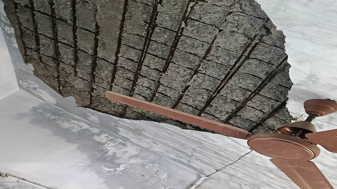 நில அடங்கல் வாங்க வந்தது தப்பா? மேற்கூரை இடிந்து விழுந்து 2 பேர் காயம்: தஞ்சை அருகே பரபரப்பு