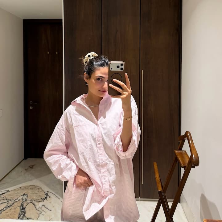 अथिया शेट्टी ने इंस्टाग्राम पर अपने बर्थडे सेलिब्रेशन की इनसाइड फोटोज शेयर की हैं. इनमें से एक फोटो में वो मिरर सेल्फी लेती दिख रही हैं.