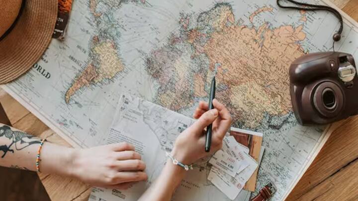 શું તમે ક્યારેય વિચાર્યું છે કે મૂડીવાદ તમારા મુસાફરીના અનુભવને કેવી રીતે બદલી શકે છે? એરપોર્ટ પર મોંઘી કોફી, દરેક જગ્યાએ મફત Wi-Fi, અથવા કરમુક્ત લક્ઝરી શોપિંગ એ બધું એક એવી સિસ્ટમનું પરિણામ છે જેણે ઘણા દેશોને વિશ્વની આર્થિક પ્રગતિમાં મોખરે લાવ્યા છે. મૂડીવાદ ફક્ત એક આર્થિક સિસ્ટમ નથી.  તે નક્કી કરે છે કે તમે ક્યાં મુસાફરી કરો છો, તમે કેટલો ખર્ચ કરો છો અને તમારો અનુભવ કેવો રહેશે. મોટાભાગના મૂડીવાદી દેશો ફક્ત આર્થિક રીતે મજબૂત નથી પણ વિશ્વના કેટલાક સૌથી સરળ અને સલામત પ્રવાસ સ્થળો પણ છે. તેમની સ્થિર અર્થવ્યવસ્થા, ડિજિટલ ચુકવણીઓ, સલામત સિસ્ટમો અને ઉત્તમ માળખાગત સુવિધાઓ પ્રવાસીઓ માટે બધું સરળ બનાવે છે. હેરિટેજ ફાઉન્ડેશન વાર્ષિક અહેવાલ, ઇન્ડેક્સ ઓફ ઇકોનોમિક ફ્રીડમ બહાર પાડે છે, જે કાયદા, સરકારી નિયમન, બજાર સ્વતંત્રતા અને ખુલ્લા વેપાર જેવા પરિમાણો પર દેશોનું મૂલ્યાંકન કરે છે. આ વખતે આ યાદીમાં નાના પરંતુ સારી રીતે સંચાલિત દેશોનું પ્રભુત્વ છે. તો, ચાલો 10 સૌથી વધુ મૂડીવાદી દેશો પર એક નજર કરીએ જે પ્રવાસીઓની પ્રથમ પસંદગી બન્યા છે