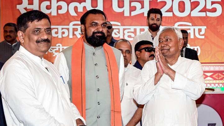 तारापुर सीट उपमुख्यमंत्री सम्राट चौधरी के लिए प्रतिष्ठा की बन गई है. उनकी टक्कर आरजेडी के अरुण कुमार साह से है. जन सुराज के संतोष कुमार सिंह भी मैदान में हैं.