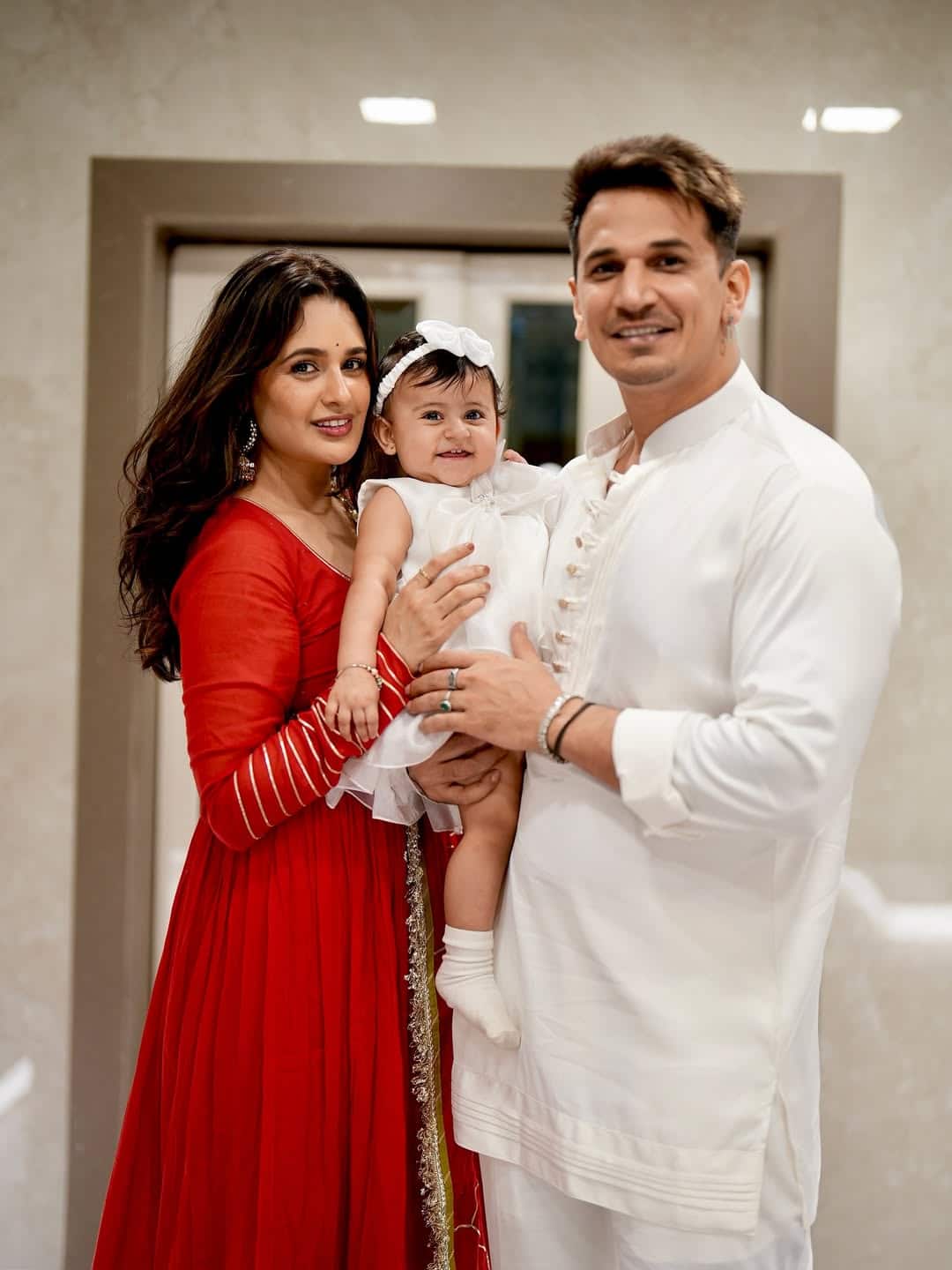 For quite some time now it has been seen that the couple has been hiding their daughter from the media but now on the special occasion of Guru Parv, they have given a big surprise to the fans. On social media, fans are seen showering a lot of love on their favorite couple and their daughter.