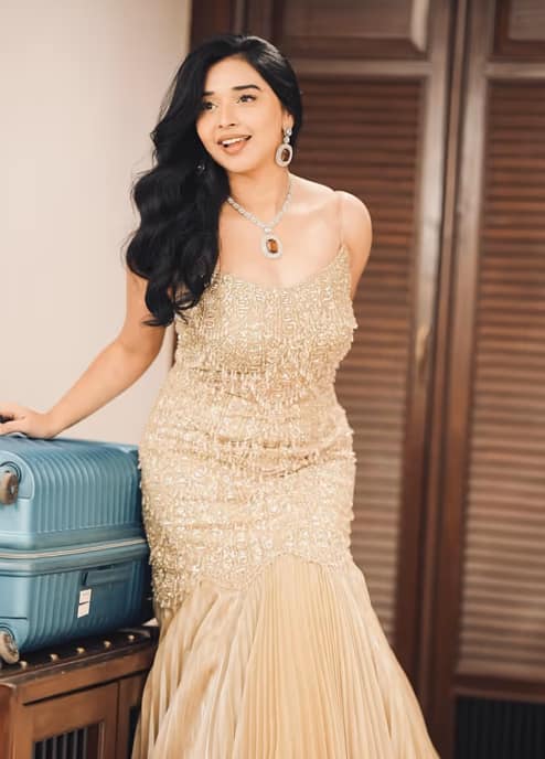 बता दे कि, साड़ी के अलावा तान्या वेस्टर्न लुक में भी कमाल की दिखती हैं.