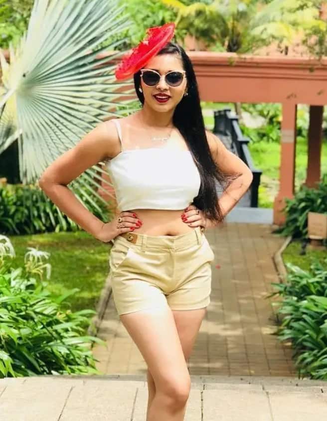 इस फोटो में तान्या का लुक काफी क्लासी लग रहा है. उन्होंने व्हाइट क्रॉप टॉप के साथ शॉर्ट्स कैरी की है. साथ ही गॉगल्स लगाए कूल अंदाज में पोज देती नजर आ रही हैं.