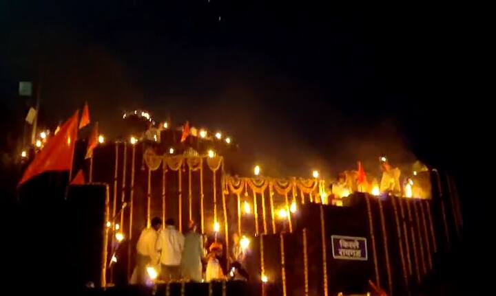 हजारो मशालींसह पणत्या आणि फटाक्यांच्या आतिषबाजीत उजळला किल्ले रायगड, त्रिपुरा पौर्णिमा साजरी