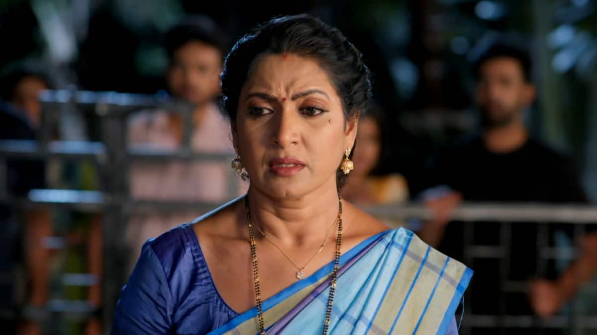 Illu Illalu Pillalu Serial Today November 5th: ఇల్లు ఇల్లాలు పిల్లలు: నర్మదని చంపేస్తానని బెదిరించిన సేనా.. అర్ధరాత్రి వీధిలో రచ్చ!