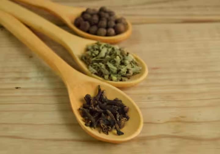 ਲੌਂਗ ਨੂੰ ਕਾਕਰੋਚਾਂ ਦੇ ਵਿਰੁੱਧ ਵੀ ਬਹੁਤ ਪ੍ਰਭਾਵਸ਼ਾਲੀ ਮੰਨਿਆ ਜਾਂਦਾ ਹੈ। ਅਜਿਹਾ ਕਰਨ ਲਈ, ਕੁਝ ਲੌਂਗ ਉਨ੍ਹਾਂ ਥਾਵਾਂ 'ਤੇ ਰੱਖੋ ਜਿੱਥੇ ਕਾਕਰੋਚ ਅਕਸਰ ਆਉਂਦੇ ਹਨ। ਉਨ੍ਹਾਂ ਦੀ ਖੁਸ਼ਬੂ ਉਨ੍ਹਾਂ ਨੂੰ ਦੂਰ ਭਜਾ ਦੇਵੇਗੀ।