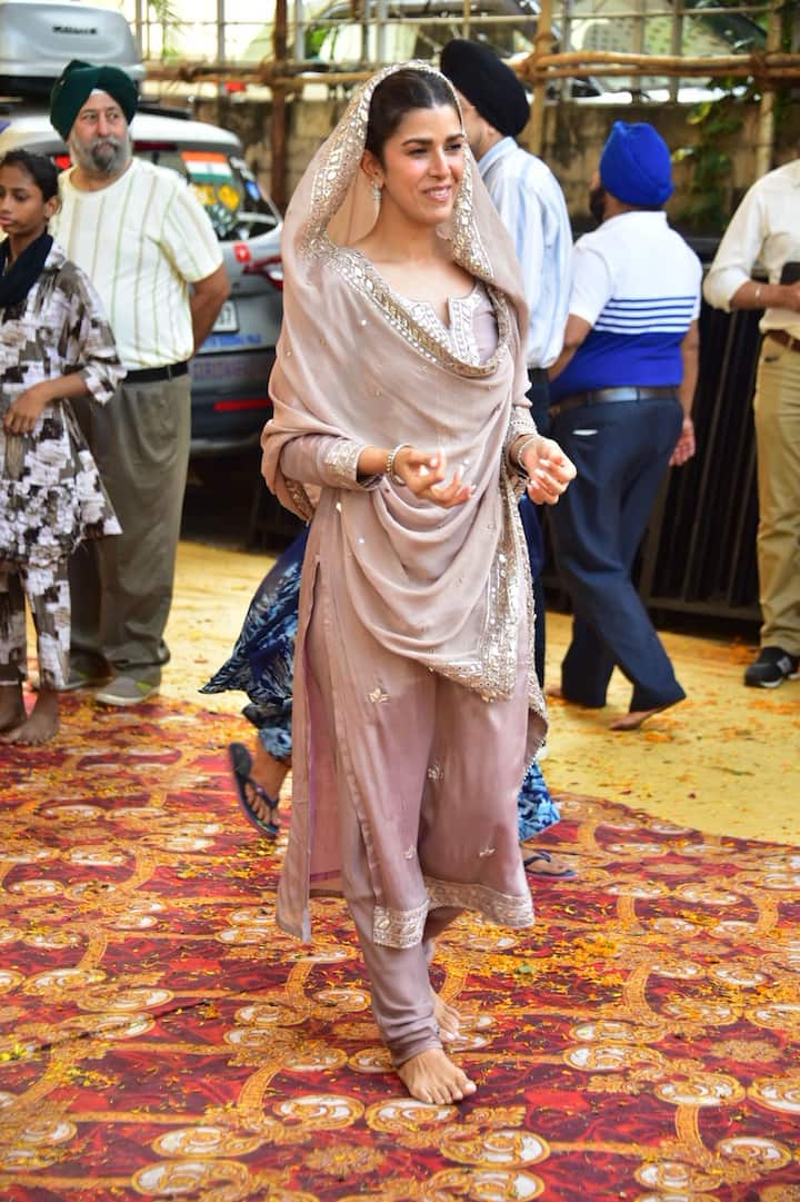 वहीं एक्ट्रेस ने गुरुद्वारे में पैप्स के लिए खूब तस्वीरें भी क्लिक कराईं,