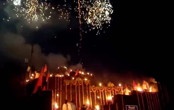 या दीपोत्सवाला हजारो मशाली, पणत्या, आणि फटाक्यांच्या आतिषबाजीत करण्यात आली.