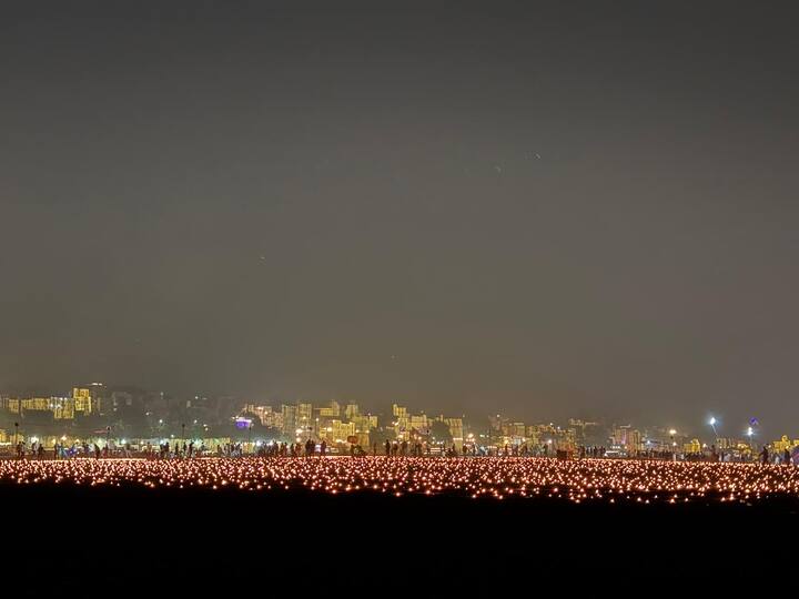दुनियाभर में मशहूर इस देव दीपावली पर लोगों ने भारी संख्या में हिस्सा लिया. नमो घाट से लेकर अस्सी  घाट तक श्रद्धालुओं, वॉलंटियर, महिलाओं के समूह और स्थानीय लोगों ने 88 घाटों पर दीप जलाए.